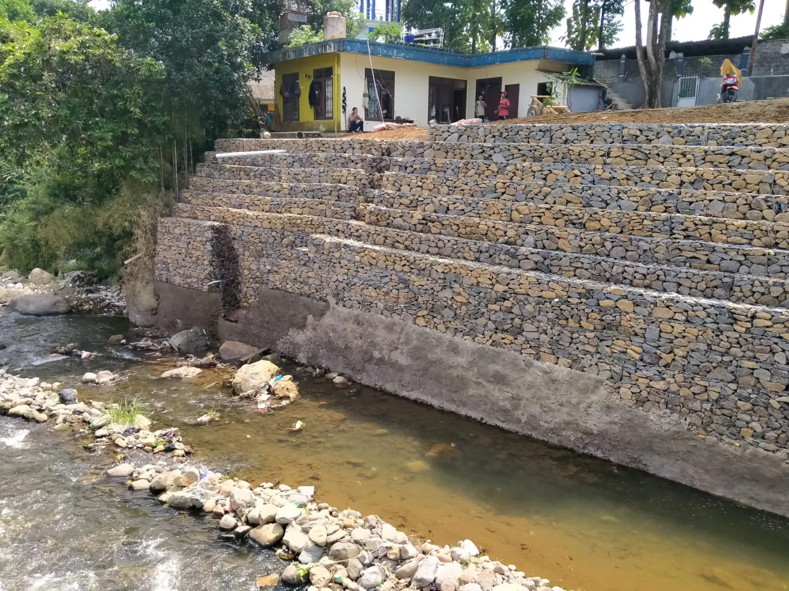 Instalasi bronjong di area infrastruktur sungai