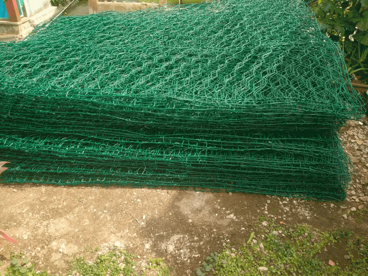 Tumpukan lembar bronjong kawat PVC hijau