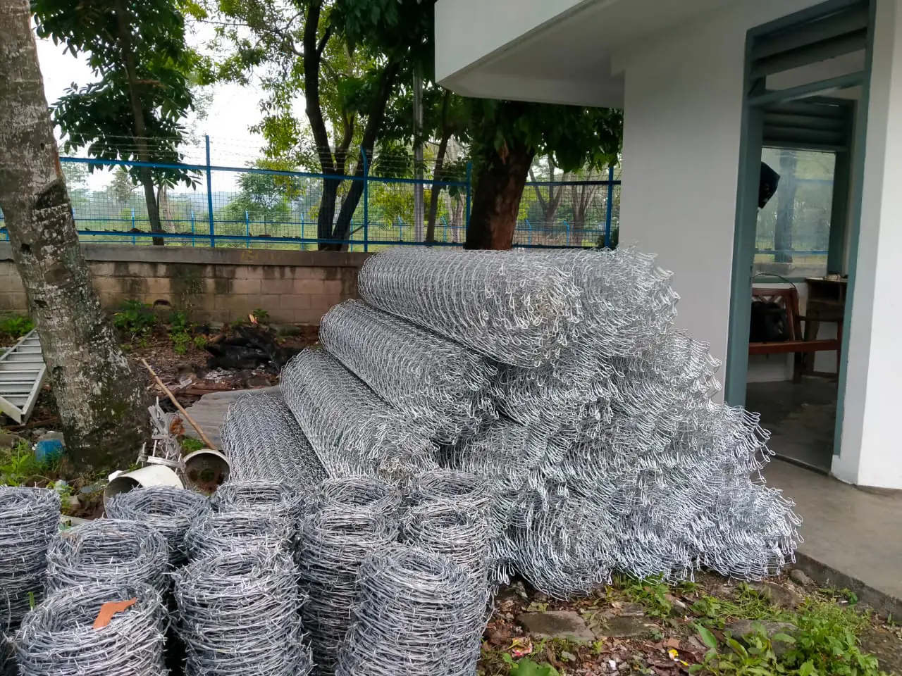 Dokumentasi Pemasangan Kawat Harmonika Perimeter Industri di Karawang, Jawa Barat