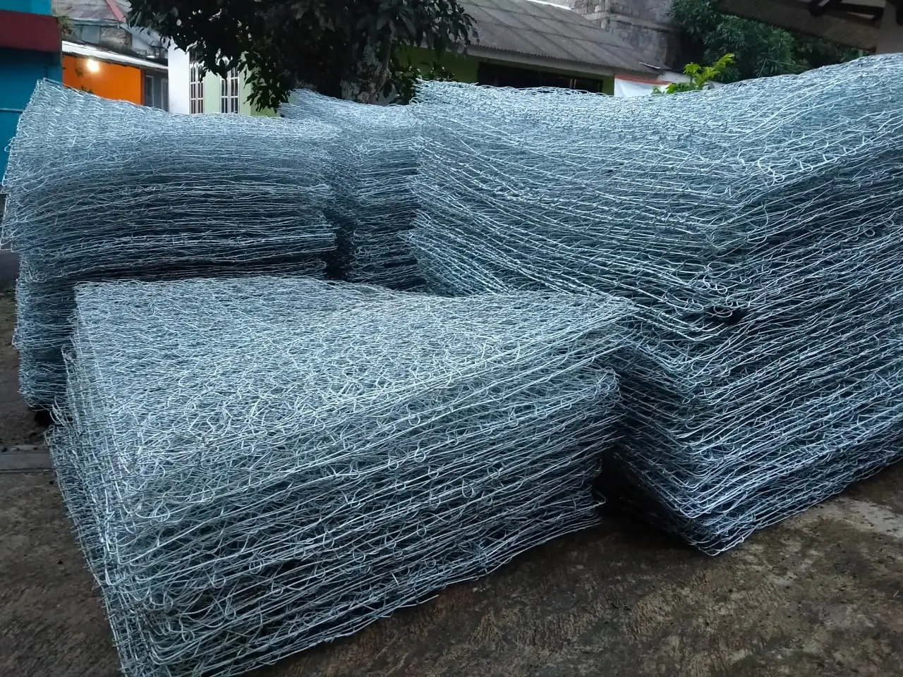 Tumpukan box bronjong kawat galvanis siap digunakan