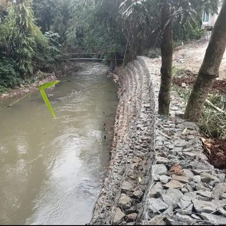 Bronjong batu terpasang di tepi sungai untuk pengamanan tebing