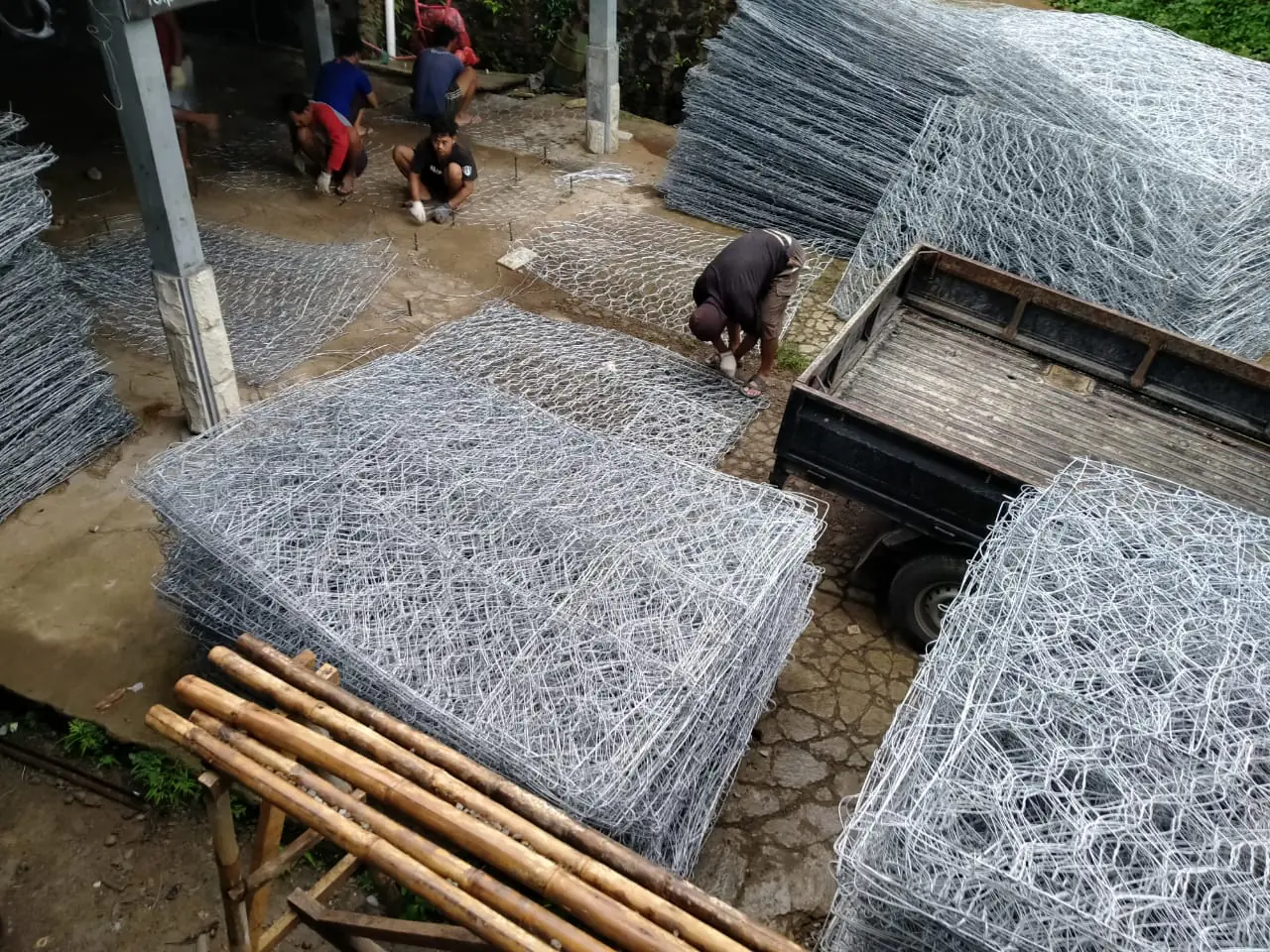 Lembaran bronjong kawat galvanis ditumpuk di area produksi